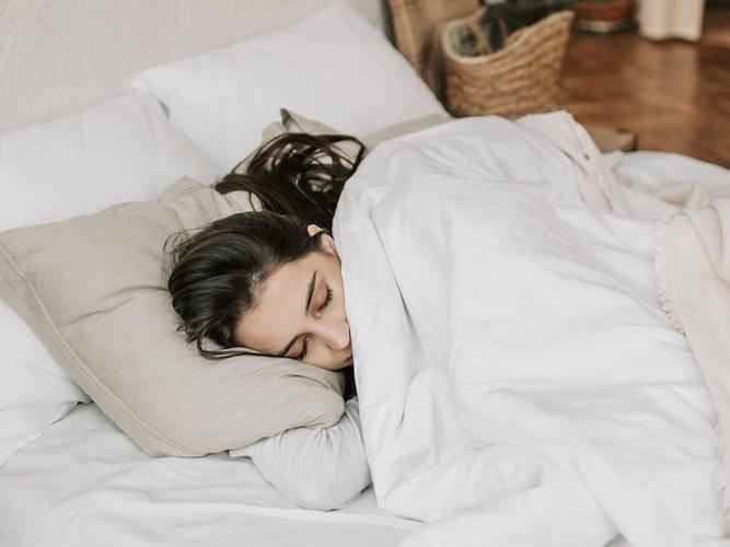 3 Posisi Tidur Untuk Menambah Tinggi Badan