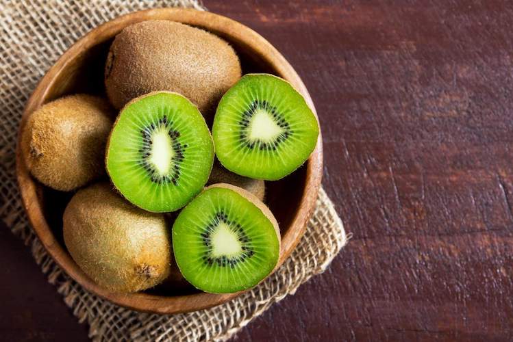 Cara Makan Buah Kiwi yang Benar