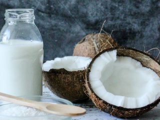 7 Manfaat Santan Kelapa Untuk Rambut