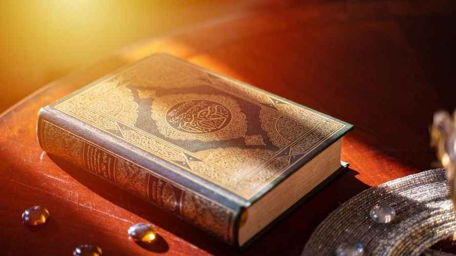 Hukum Mendengarkan Al-Quran di HP