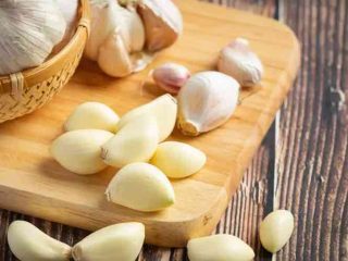 3 Manfaat Kulit Bawang Putih Untuk Tanaman